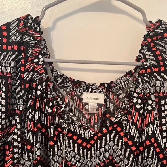 Patterned Chain Ruffle Top - Picture 4 of 6